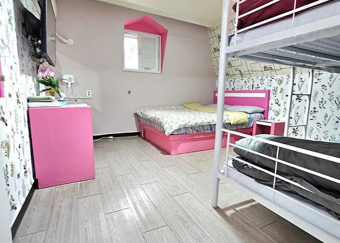 Dreaming Sinchon Hongdae Hostel
