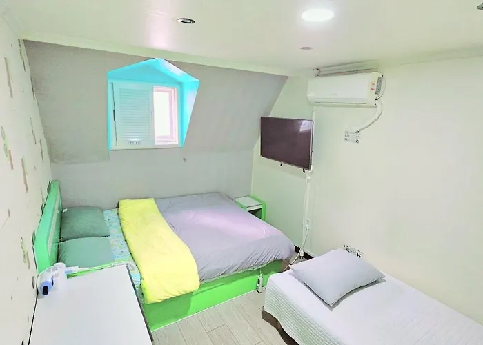 Dreaming Sinchon Hongdae Hostal *